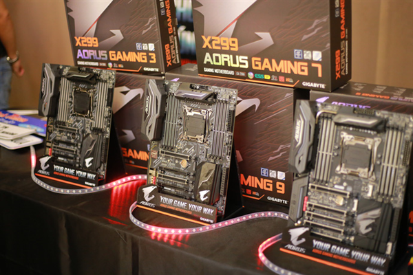 loat-bo-mach-chu-x299-aorus-gaming-cuc-khung-du-do-an-choi-da-duoc-gigabyte-dem-ve-viet-nam